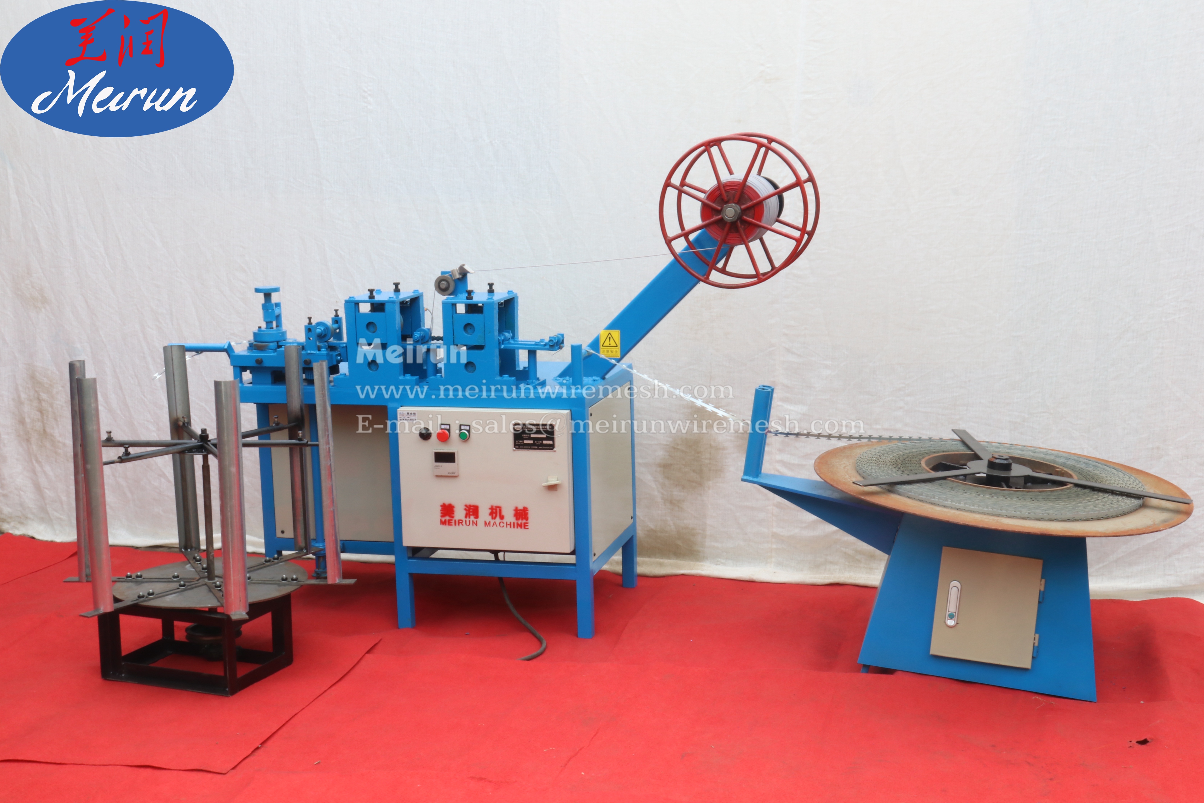 Razor barbed wire fence roller and coilers making machine 
