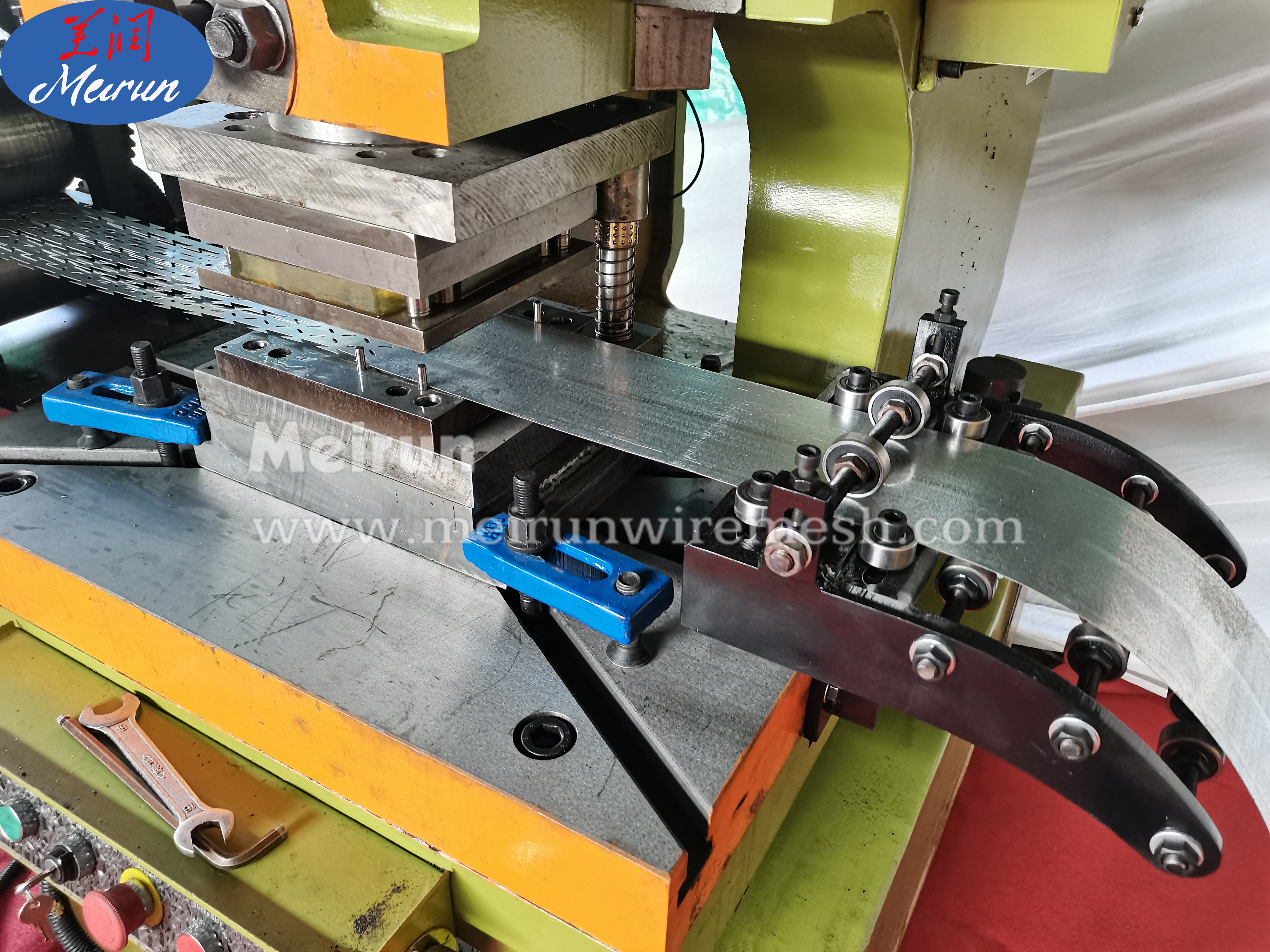 Auto Nine Strip Razor Barbed Wire Machine China Manufacturer