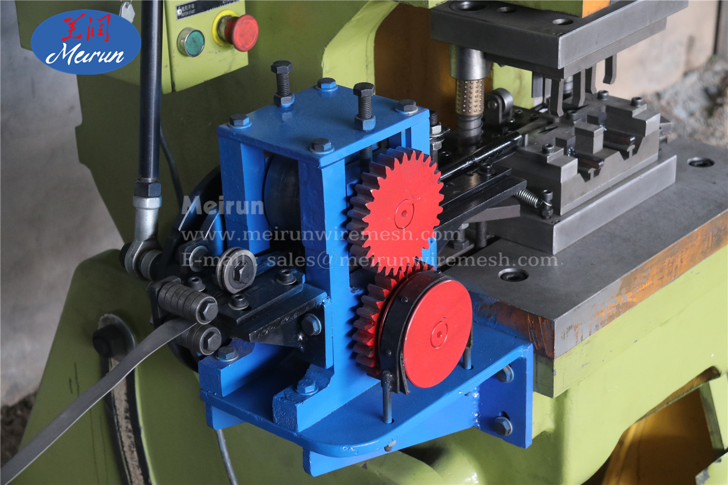 Hot Selling Razor Barbed Wire Fence Clipping Making Machine 