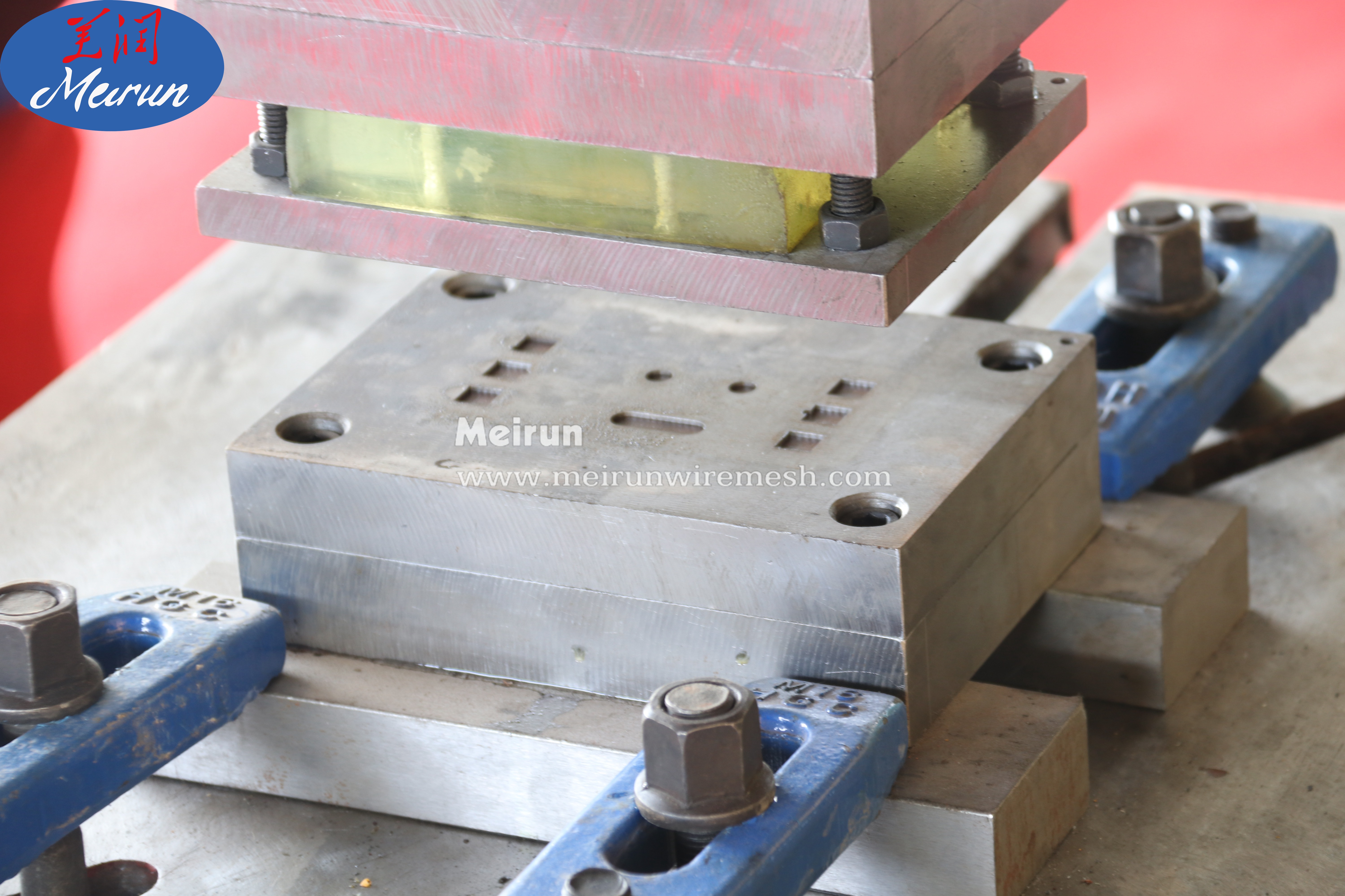 Factory Price High Speed Perforated Metal Decorative Mesh Punching Machine
